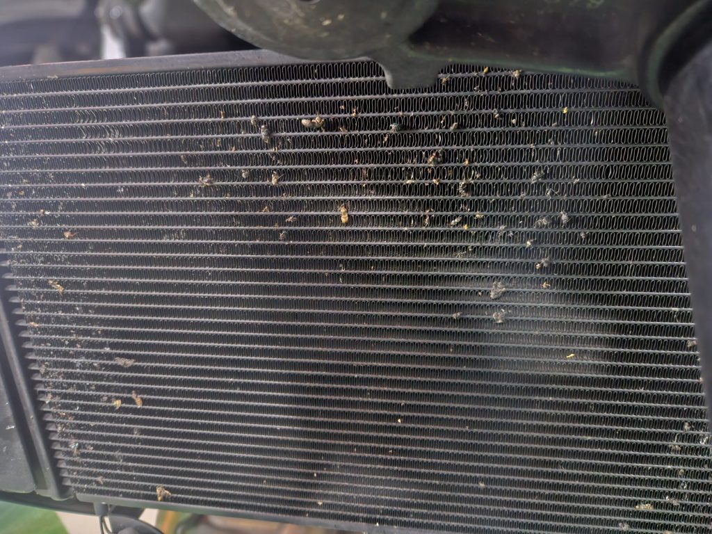 radiador de moto sucio