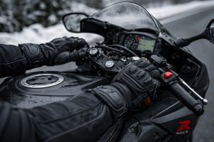 conducción y equipamiento moto invierno