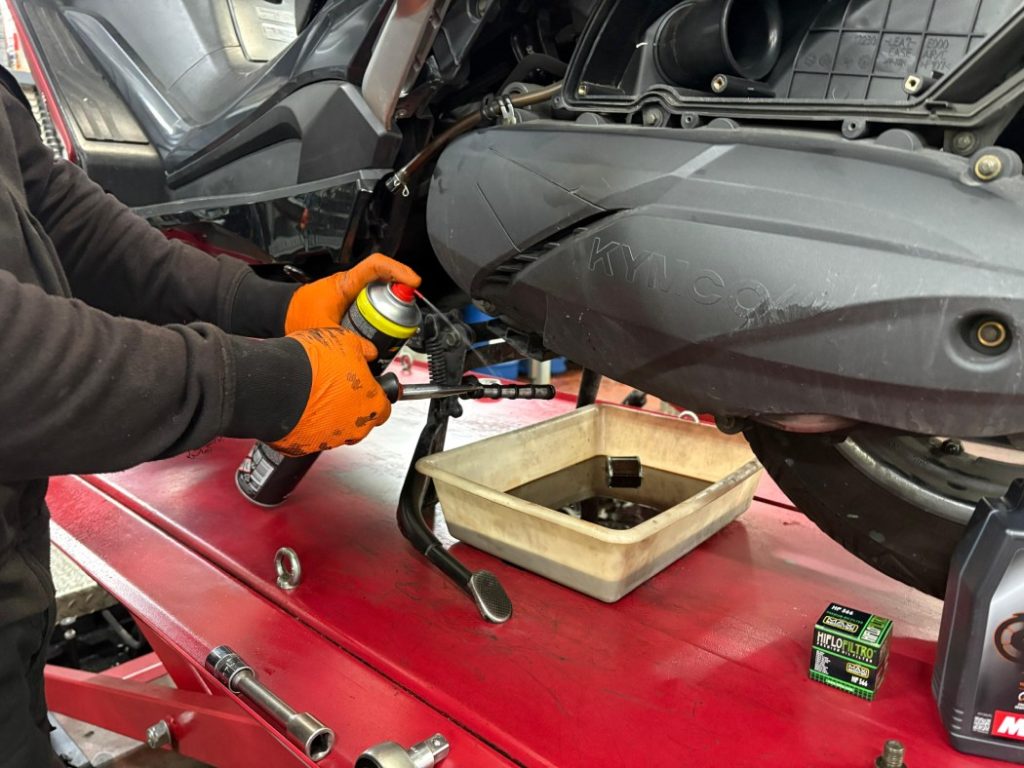 cada cuanto cambiar filtro aceite moto 