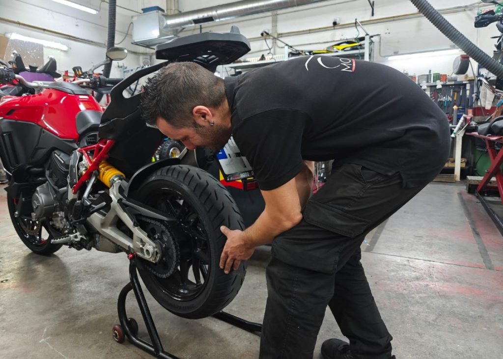 como cambiar neumatico moto