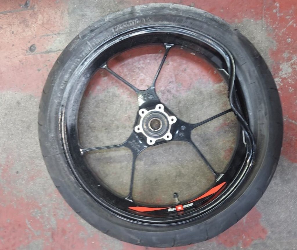 reparar llanta moto rota