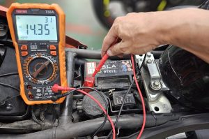 comprobar batería de la moto
