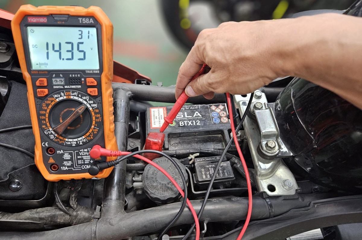 comprobar batería de la moto