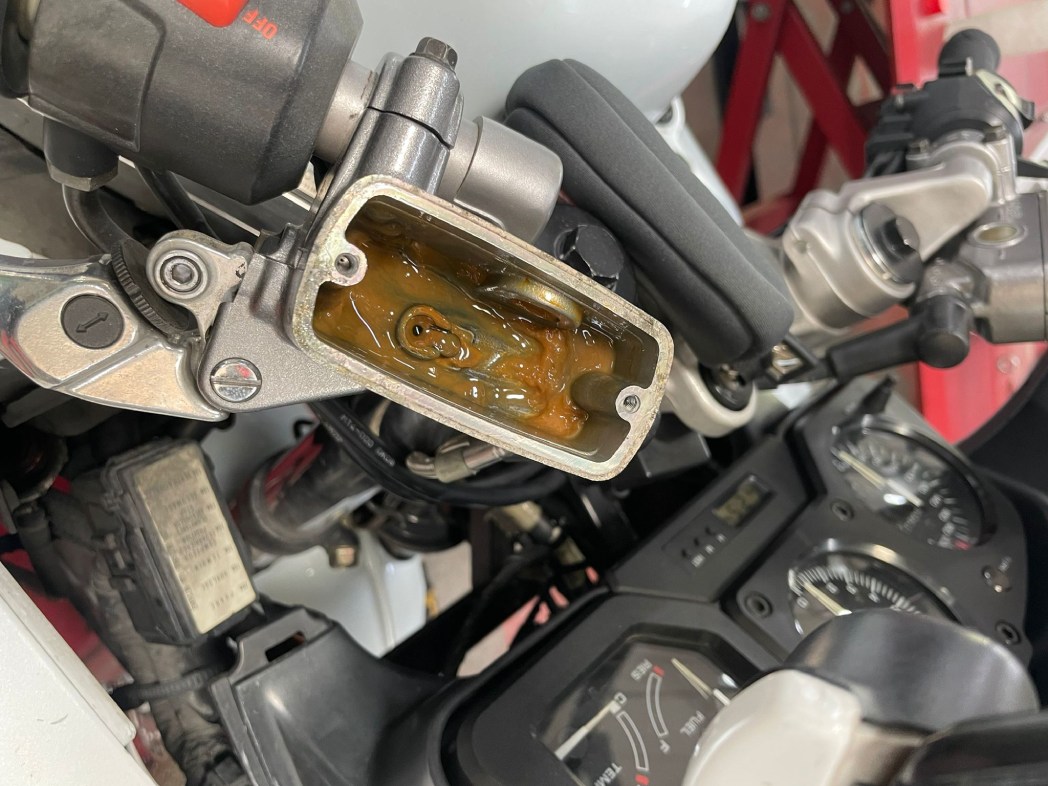 liquido frenos moto sucio