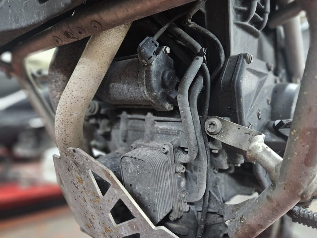 limpiar el motor de una moto por dentro