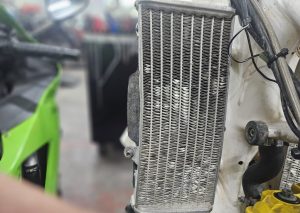 Reparación de radiador de moto