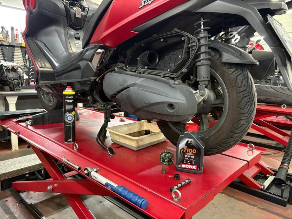 cambiar aceite de la moto mantenimiento